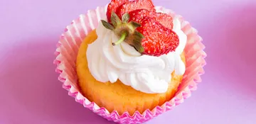 Cupcakes s vanilkovým krémem a jahodami